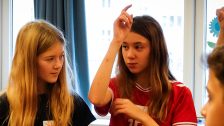 Børn der rækker fingrene i vejret