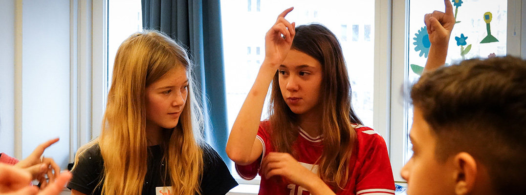 Børn der rækker fingrene i vejret