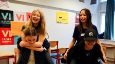 Fire børn i klasselokale