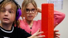 To børn leger med lego