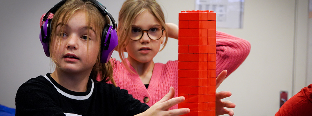 To børn leger med lego