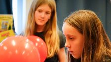 tre børn med balloner