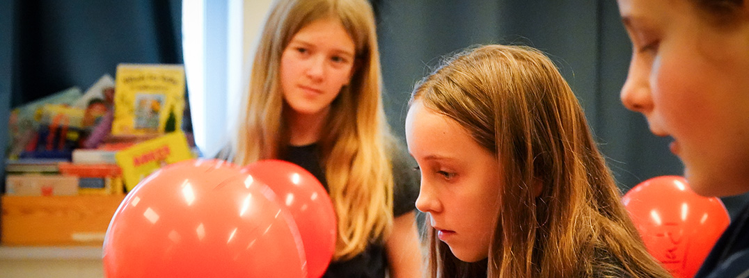 tre børn med balloner